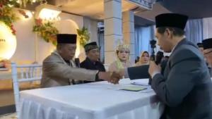 ijab-kabul-antara-Tarman-74-dan-Shiela-Arika-24-di-Desa-Jeruk-Kecamatan-Bandar-Pacitan.jpg