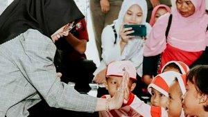 isteri-bupati-nganjuk-yuni-rahma-hidhayat-saat-menyapa-siswa-siswi-paud.jpg