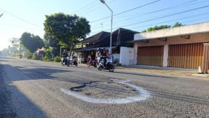 jalan-berlubang-di-jalur-Blitar-Malang-tepatnya-di-Desa-Tlogo-Kecamatan-Kanigoro-Kabupaten-Blitar.jpg