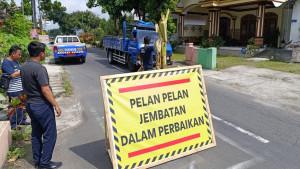 jembatan-berlubang-di-Jalan-Cipemali-Kota-Blitar-Jumat-3102025.jpg