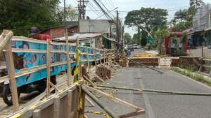 jembatan-darurat-dari-bambu-Kelurahan-Pandanwangi-Kota-Malang-Senin-27102025.jpg