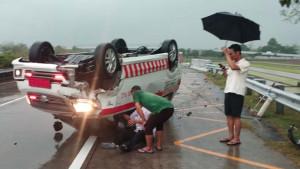 kecelakaan-ambulance-tol-jombang.jpg