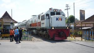 kereta-api-Daop-9-Jember-di-perlintasan-sebidang-JPL-139A-petak-jalan-antara-Mangli-Jember.jpg