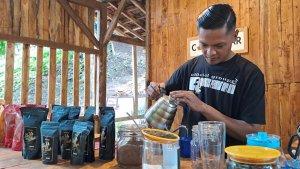 kopi-bangelan-Malang-seduh.jpg
