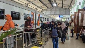 libur-Idul-Adha-berdampak-lonjakan-penumpang-kereta-api-di-wilayah-PT-KAI-Daop-7-Madiun.jpg