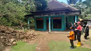 longsor-sumawe-Malang.jpg