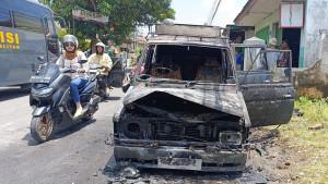 mobil-terbakar-di-Jl-Raya-Kelurahan-Satreyan-Kecamatan-Kanigoro-Kabupaten-Blitar-Selasa.jpg