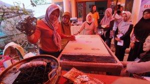 para-perempuan-adat-belajar-membuat-batik-cap-dengan-motif-khas-banyuwangi.jpg