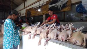 pedagang-daging-ayam-di-Pasar-Legi-Kota-Blitar-Rina-sedang-melayani-pembeli.jpg