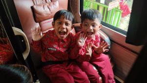pelajar-SDN-1-Buring-Kota-Malang-saat-naik-bus-sleeper-milik-Juragan-99-Trans.jpg