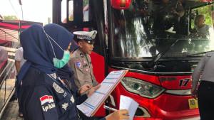 pemeriksaan-kendaraan-bus-pariwisata-di-Jatim-Park-2-Kota-Batu-Sabtu-25102025.jpg