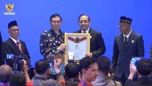 penghargaan-Arkaya-Wiwarta-Prajanugraha-dari-Ketua-Komisi-Informasi-Pusat-RI.jpg