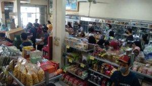 pengunjung-memburu-leh-oleh-di-toko-oleh-oleh-swari-keripik-tempe-di-kota-malang.jpg
