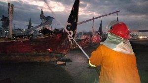 petugas-memadamkan-api-di-kapal-yang-terbakar-di-dermaga-ujung-muncar.jpg