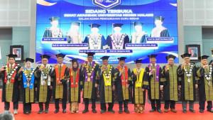 pimpinan-Universitas-Negeri-Malang-UM-saat-foto-bersama-dalam-pengukuhan-empat-guru-besar.jpg