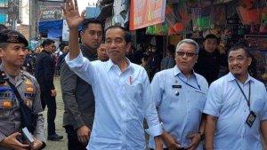 presiden-joko-widodo-melambaikan-tangan-ke-arah-warga-saat-blusukan-di-pasar-parungpung.jpg