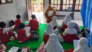 siswa-SDN-3-Pajaran-Kecamatan-Poncokusumo-Kabupaten-Malang-belajar-di-musala-rumah-warga.jpg