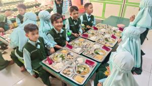 siswa-di-SD-Al-YaLu-Kota-Malang-saat-hendak-menyantap-hidangan-Makanan-Bergizi-Gratis-MBG.jpg