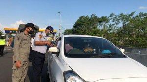 suasana-penyekatan-exit-tol-madyopuro-malang-pada-minggu-472021.jpg