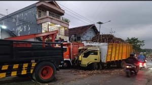 tabrakan-truk-tebu.jpg