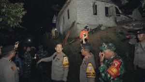 tanah-longsor-di-Desa-Tulungrejo-Kecamatan-Gandusari-Kabupaten-Blitar-Rabu-22102025.jpg