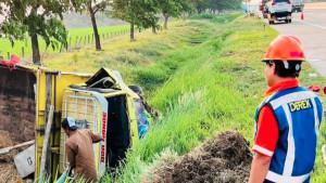 truk-ditabarak-innova.jpg