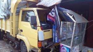 truk-oleng-di-Jalan-Raya-Moh-Hatta-Desa-Pendem-Kecamatan-Junrejo-Kota-Batu-Senin-27102025.jpg