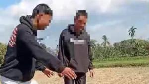 video-dua-remaja-lelaki-memukuli-korban-di-pematang-sawah-di-Bondowoso.jpg