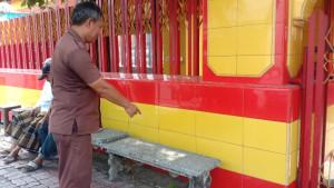 warga-saat-menunjukkan-bangku-yang-berada-di-trotoar-depan-Kelenteng-Eng-An-Kiong-Kota-Malang.jpg