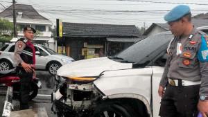 wuling-nabrak-beruntun-di-Pare.jpg
