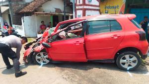 yaris-vs-bus-wisata-jombang.jpg