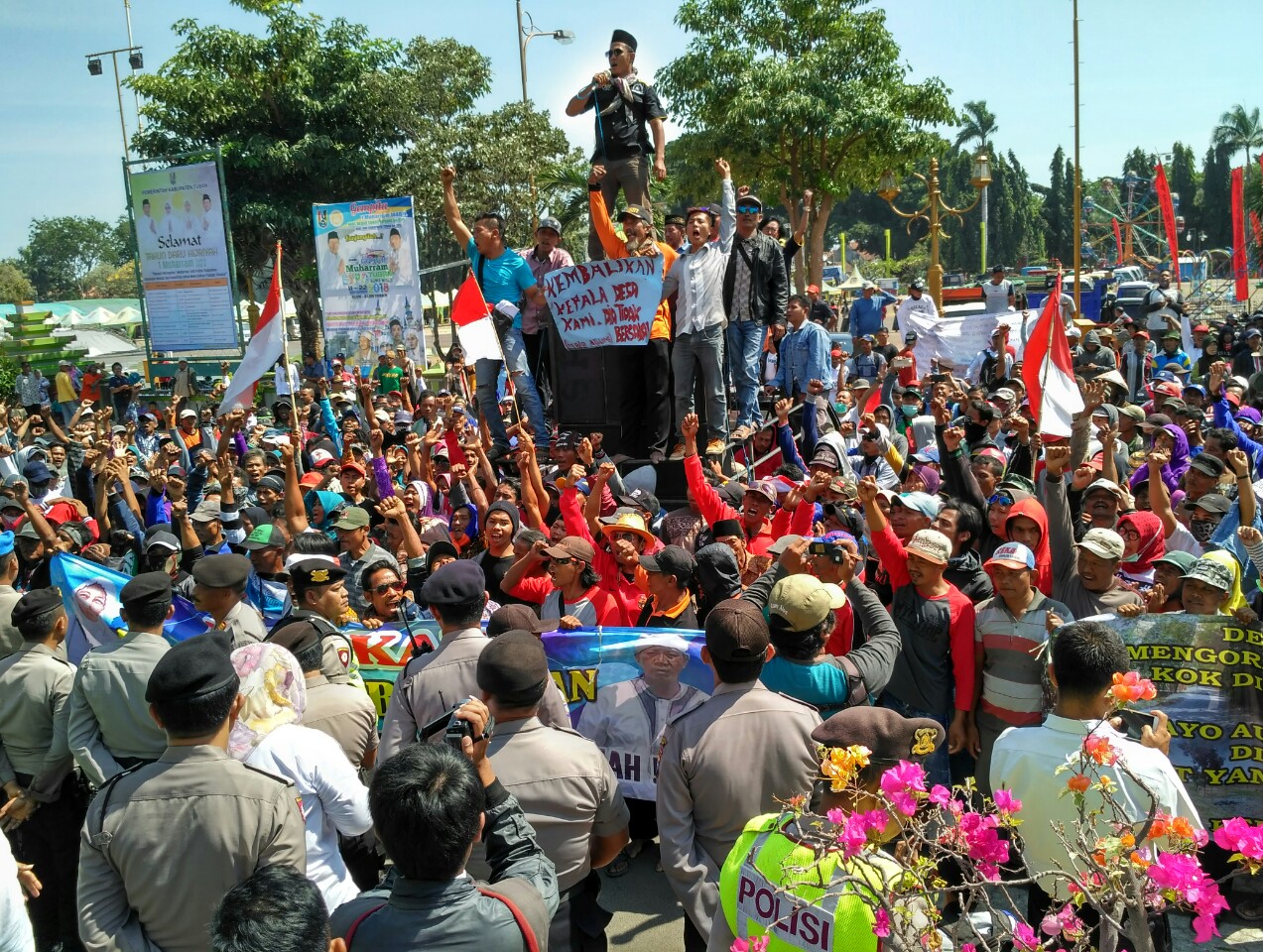 Ratusan Warga Desa Mojoagung Datangi Kantor Kejaksaan Negeri Tuban