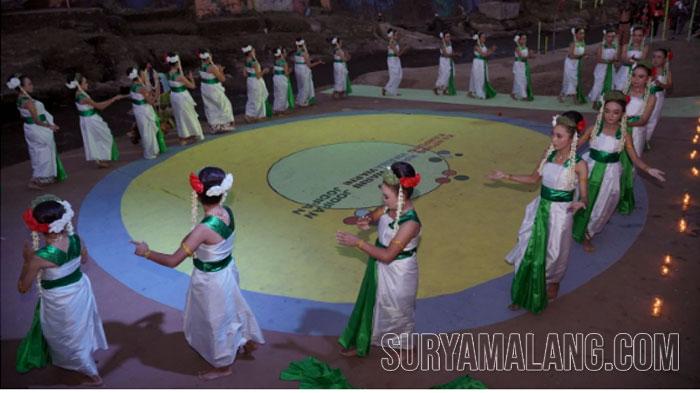 27-penari-menaruh-damar-kambang-di-tepian-kali-Brantas-Nyuluh-Kali-Brantas.jpg