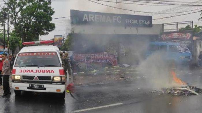 5-Dampak-Kerusuhan-di-Kantor-Arema-FC-Para-Korban-Dilarikan-ke-IGD-Polisi-Akan-Tangkap-Pelaku.jpg
