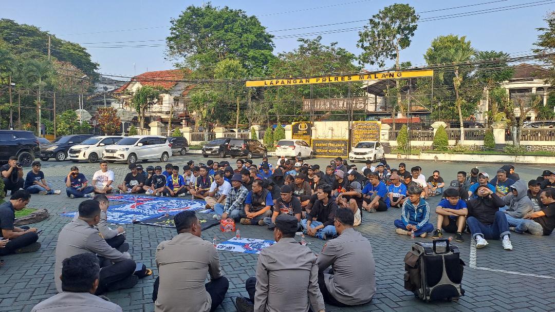 AKSI-DAMAI-Sekitar-seratus-Aremania-menggelar-aksi-damai-di-halaman-Polres-Malang-Kamis.jpg