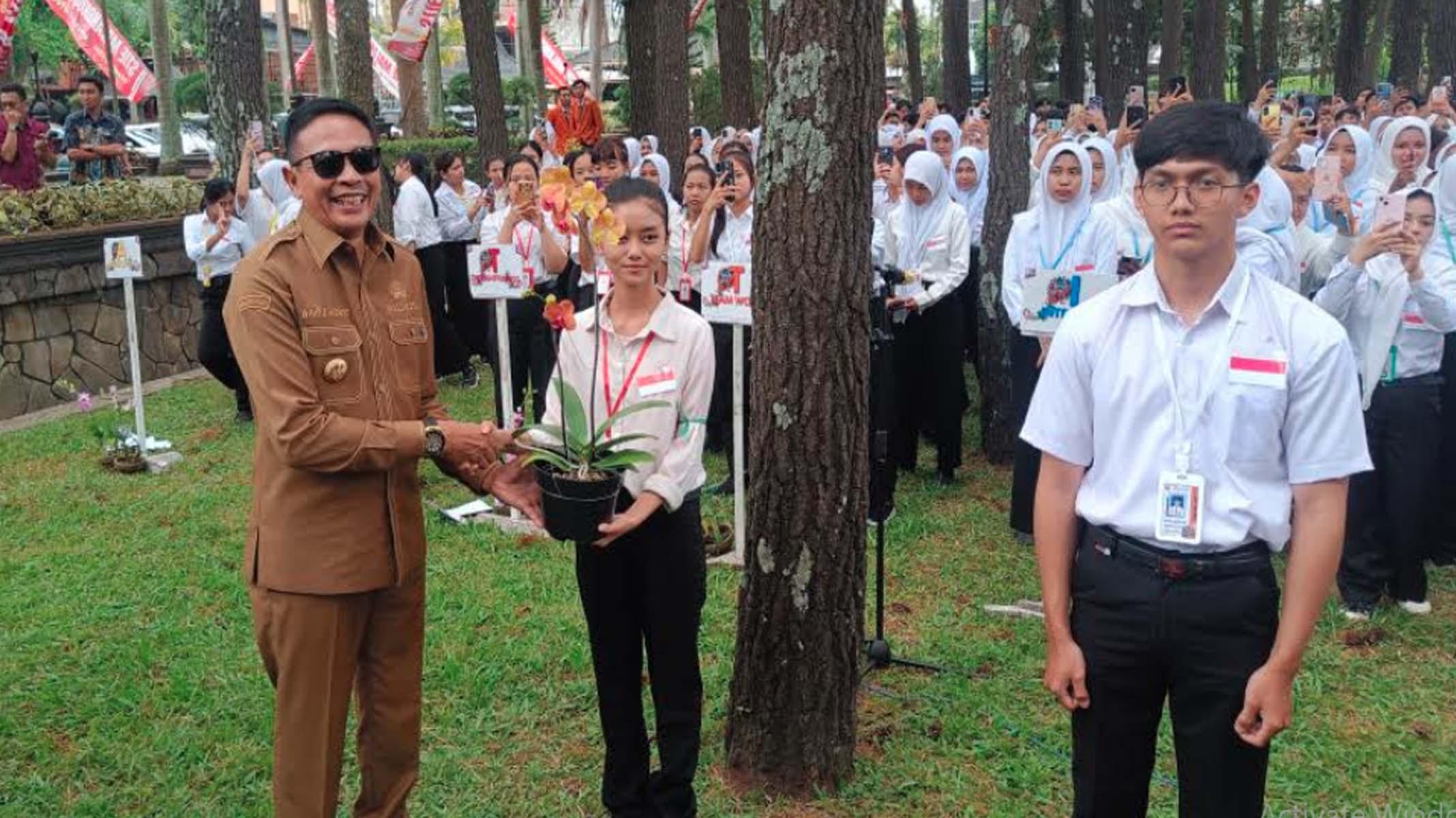 Anggrek Hiasi Kampus STIE MalangKucecwara, Jadi Paru-Paru Kecil Kota Malang
