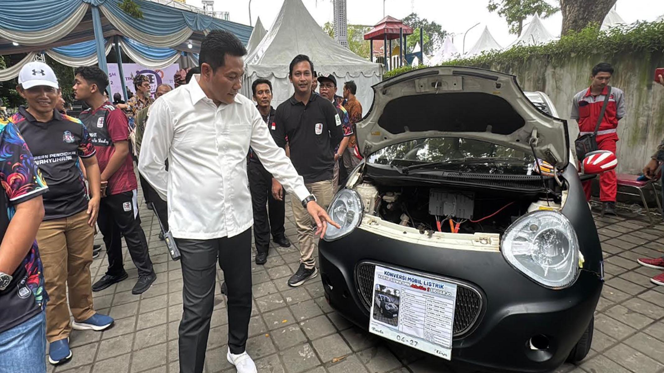 Mobil Listrik hingga Pembangkit Listrik Karya Siswa Sidoarjo Dipamerkan di Alun-Alun