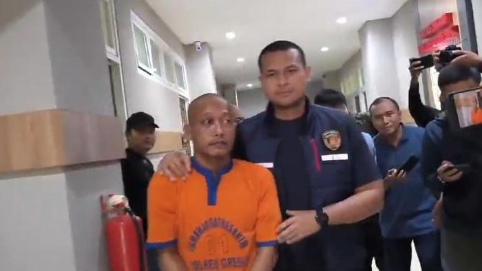 AS-tersangka-pembunuhan-di-Desa-Imaan-Kecamatan-Dukun-Gresik-Senin-842024.jpg