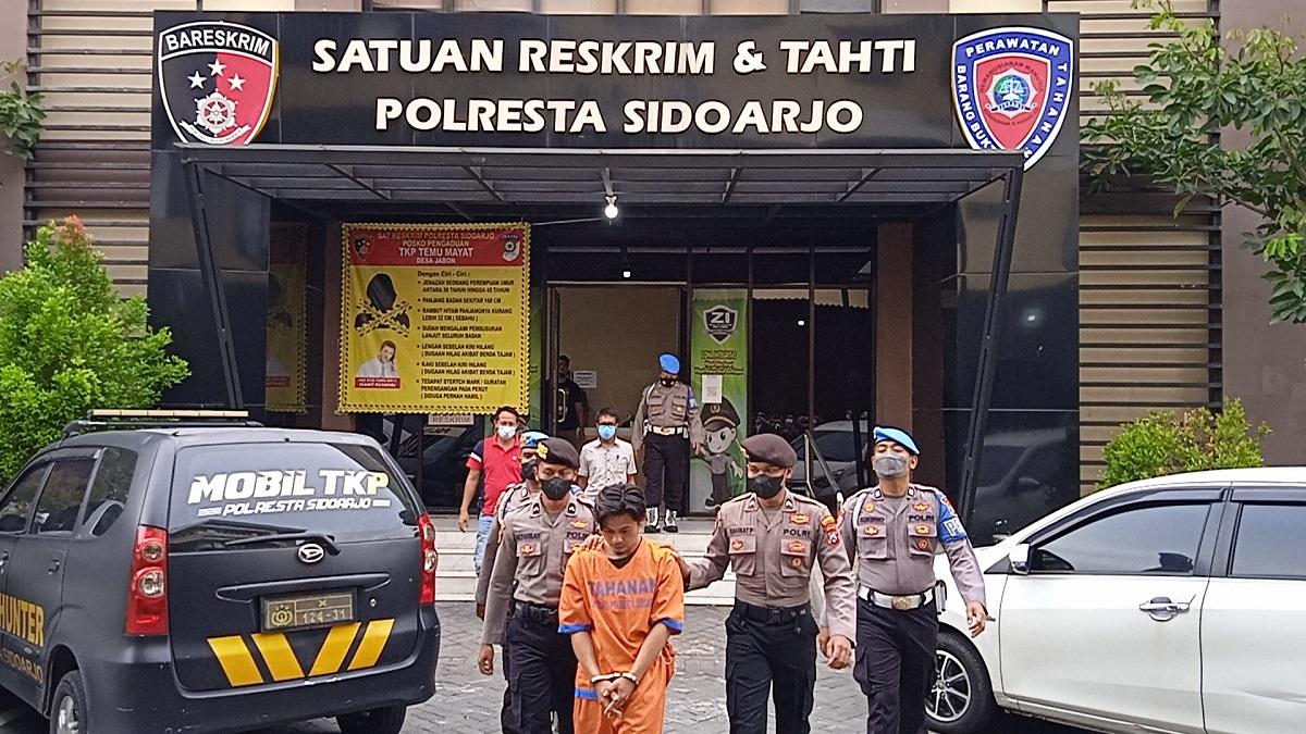 Andi-Sukarnain-pelaku-pembunuhan-terhadap-Faridah-saat-digelandang-petugas-di-Polresta-Sidoarjo.jpg