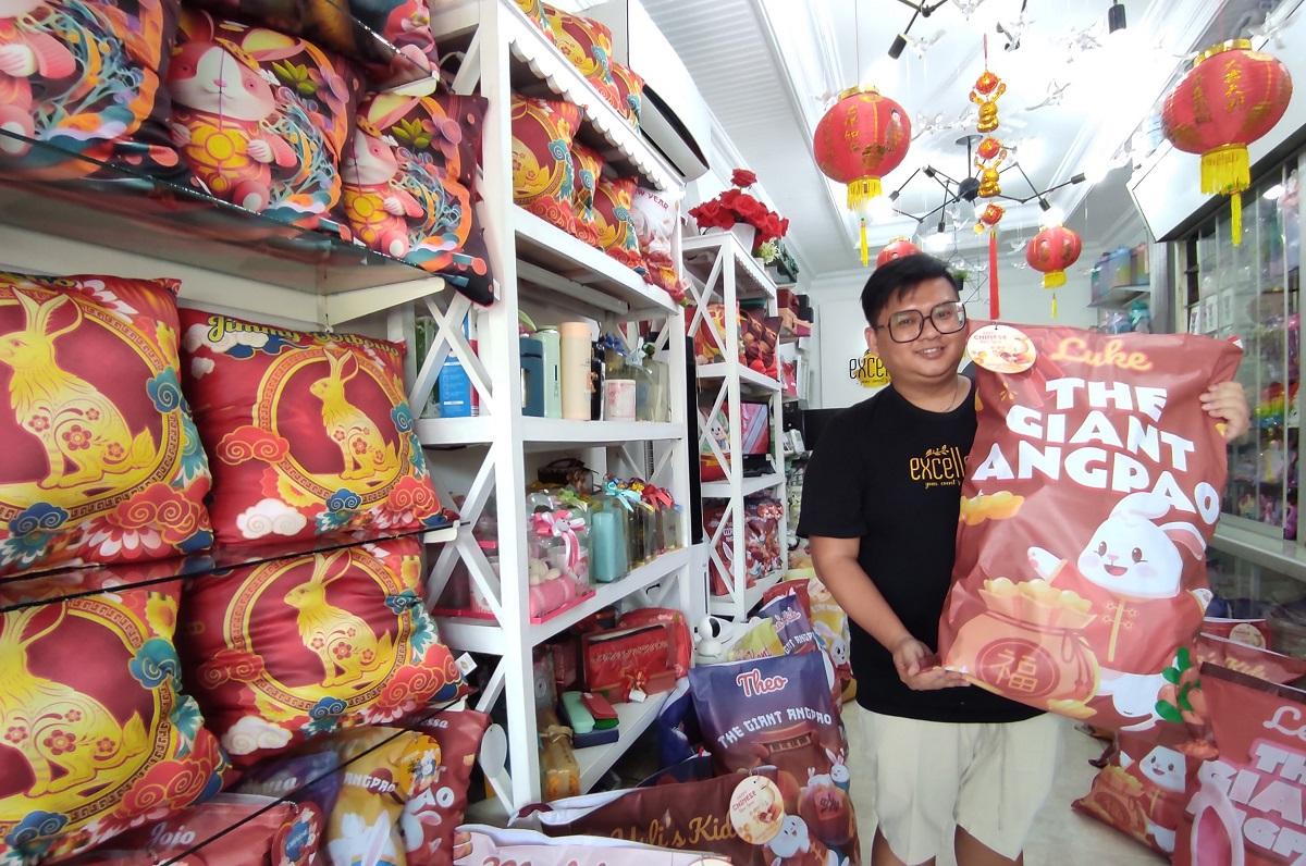 Andreas-Prasetyo-35-menunjukkan-kerajinan-hampers-berbentuk-angpao-raksasa-di-rumahnya.jpg