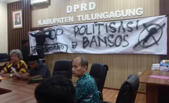 Anggota-HMI-Tulungagung-memasang-spanduk-di-Ruang-Aspirasi-DPRD-Tulungagung.jpg