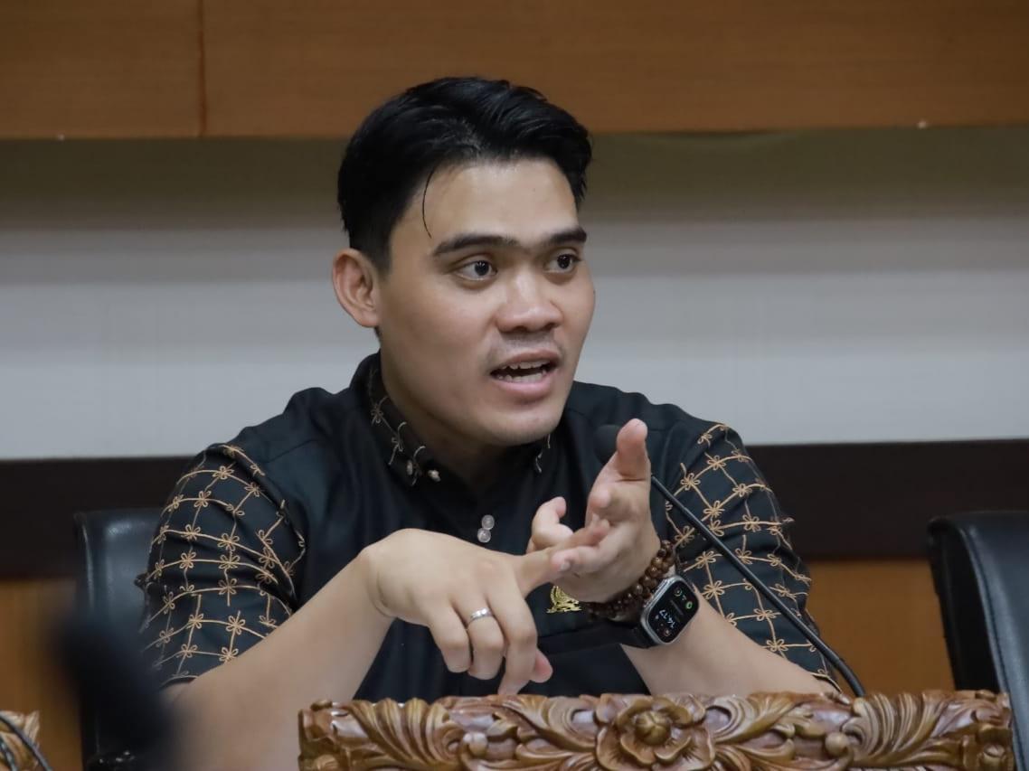 Anggota-Komisi-E-DPRD-Jawa-Timur-Cahyo-Harjo-Prakoso-saat-memberikan-penjelasan.jpg