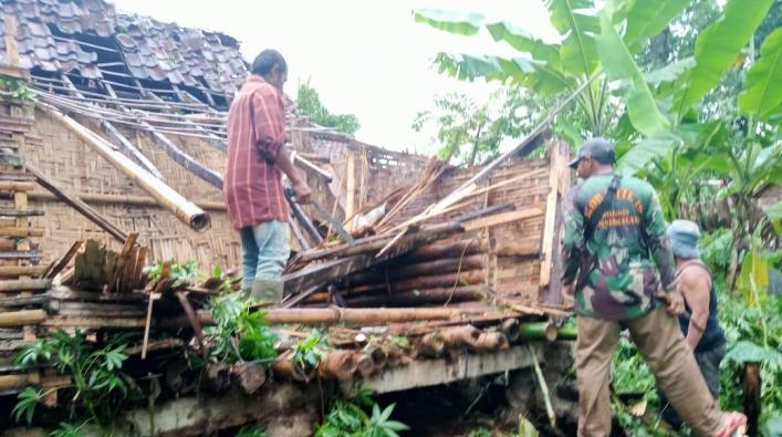 Angin Puting Beliung Terjang Situbondo, Sejumlah Rumah Warga Desa Kalirejo Rusak Ringan dan Berat