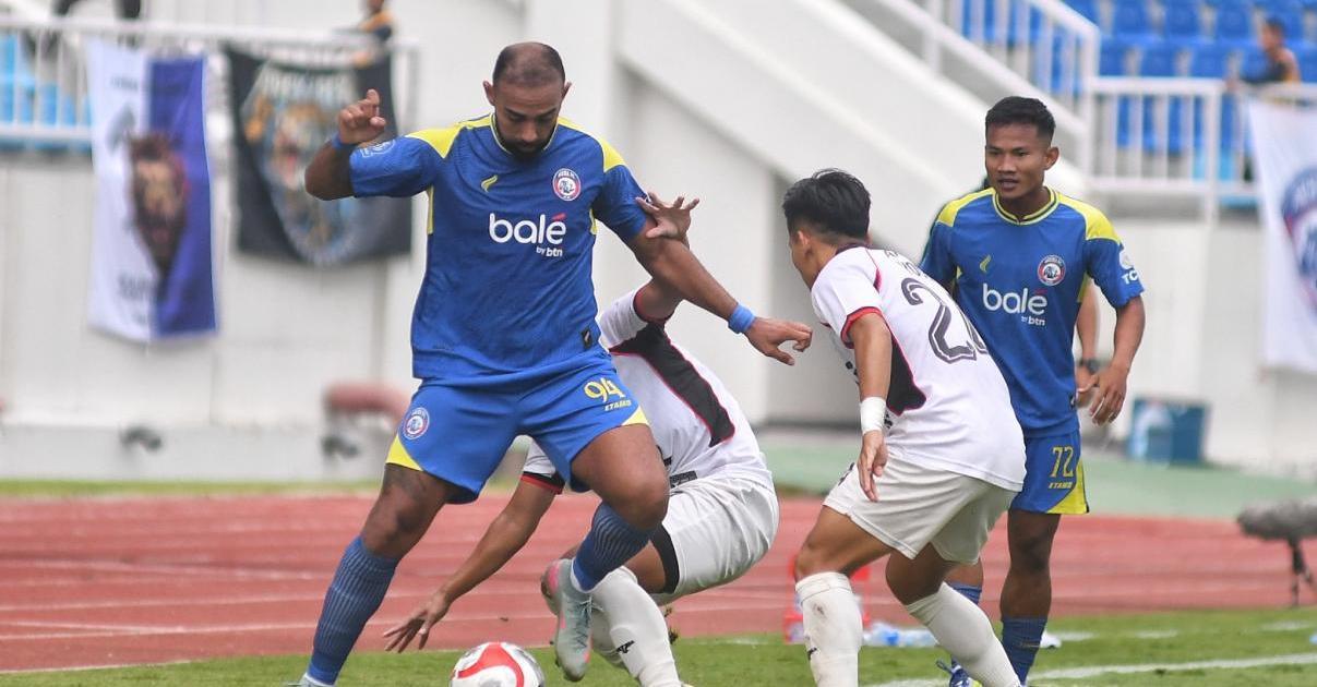 Arema-FC-Dalberto-Luan-Belo-kiri-dikepung-pemain-Persik-Kediri-dalam-Super-League-20252026.jpg