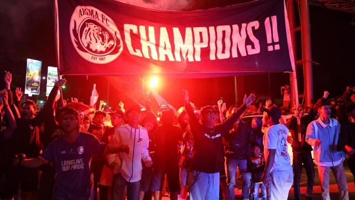 Aremania-menyambut-para-pemain-beserta-staf-Arema-FC-di-Exit-Tol-Madyopuro.jpg