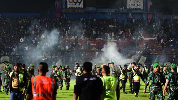 Aremania-ricuh-di-Stadion-Kanjuruhan-buntut-kalah-Arema-FC-atas-Persebaya-Surabaya-2-3.jpg