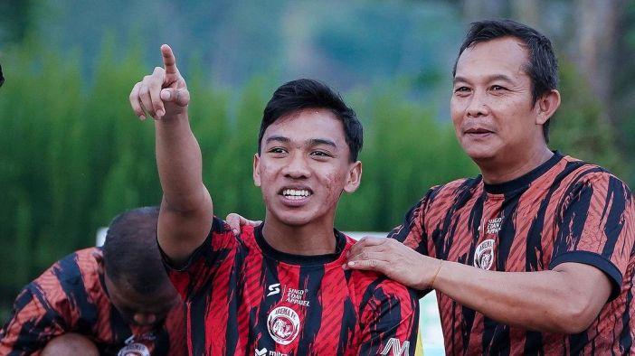 Arkhan-Fikri-kiri-dalam-sebuah-sesi-latihan-bersama-Arema-FC.jpg