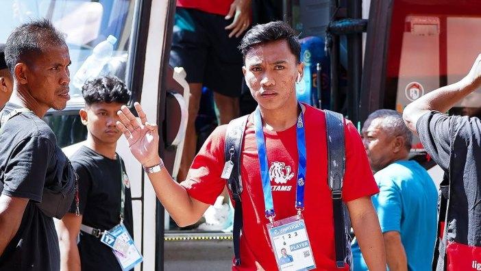 Arkhan-Fikri-pemain-Arema-FC-saat-tiba-di-Stadion-H-Agus-Salim-Padang-Jumat-27122024.jpg