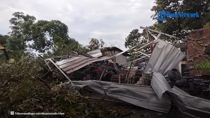 Asal Usul Bangkai Pesawat Terbang Timpa 30 Rumah Warga, Ernawati Lari Gendong Anak: Saya Kaget