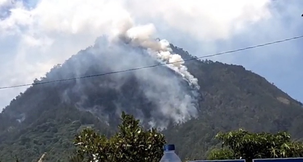 Asap-tebal-masih-nampak-di-Gunung-Panderma.jpg